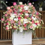 سبد گل بزرگ ایستاده برای تبریک