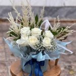 سبد گل ارزان شیک و فانتزی برای تبریک با تم سفید
