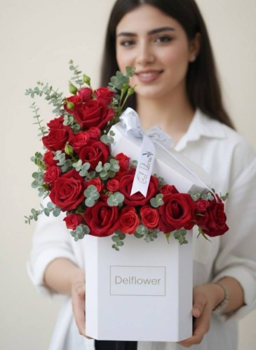 جعبه گل رز و رزمینیاتوری قرمز