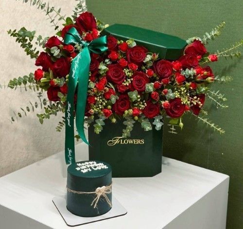 گل و کیک برای هدیه مادر
