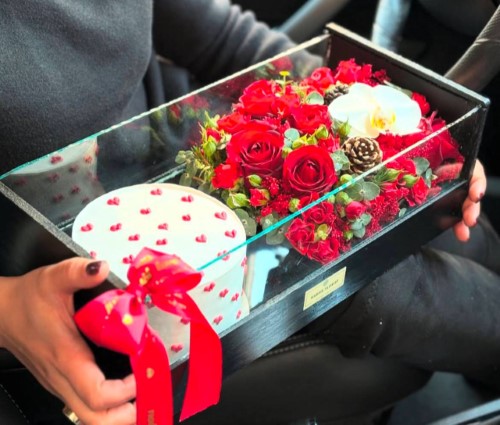 گل و کیک قلبی مناسب هدیه