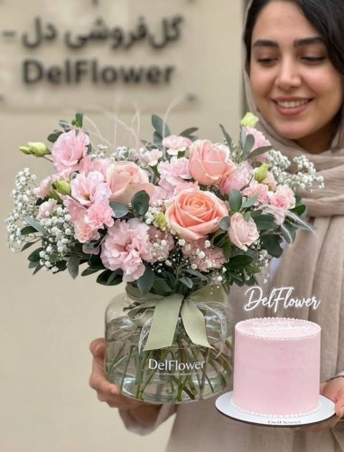 جار گل صورتی با کیک تازه