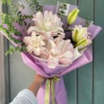 دسته گل مدرن رز لی لی معطر شیک با ماندگاری بالا