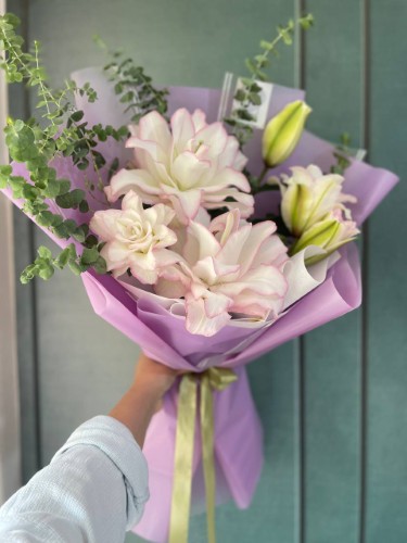 دسته گل مدرن رز لی لی معطر شیک با ماندگاری بالا