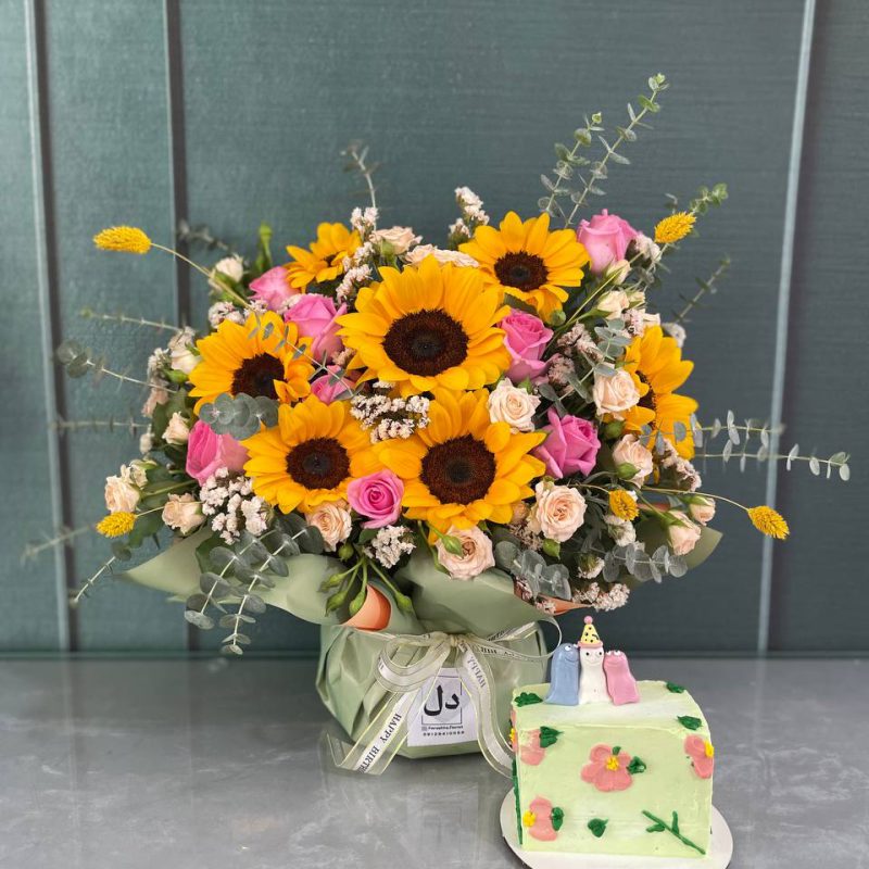 خرید گلدان شیشه ای با کیک برای روز مادر ارسال فوری