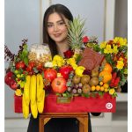 میوه آرایی و فال حافظ و گل تزیین شده برای کادوی شب یلدا
