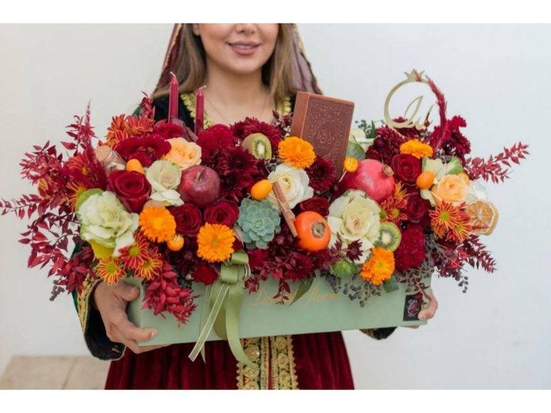 باکس آجیل و میوه و گل تزیین شده دخترانه برای همکار دوست ریس