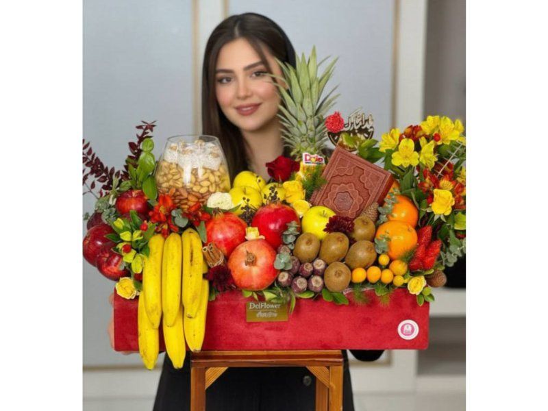 میوه آرایی و فال حافظ و گل تزیین شده برای کادوی شب یلدا