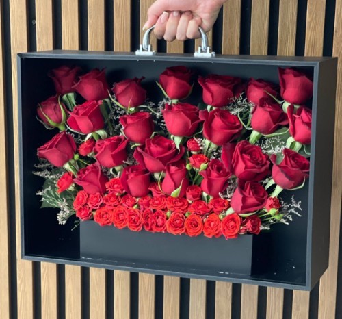 باکس گل رز چمدانی