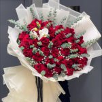 دسته گل 40 شاخه با ارکیده و برگ اکالیپتوس