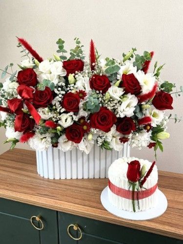 گل رز زیبا با کیک