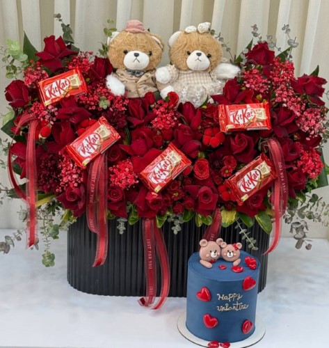 گل و کیک بزرگ برای نامزد