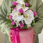 گلدان شیشه ای ارکیده سفید و دیزاین صورتی