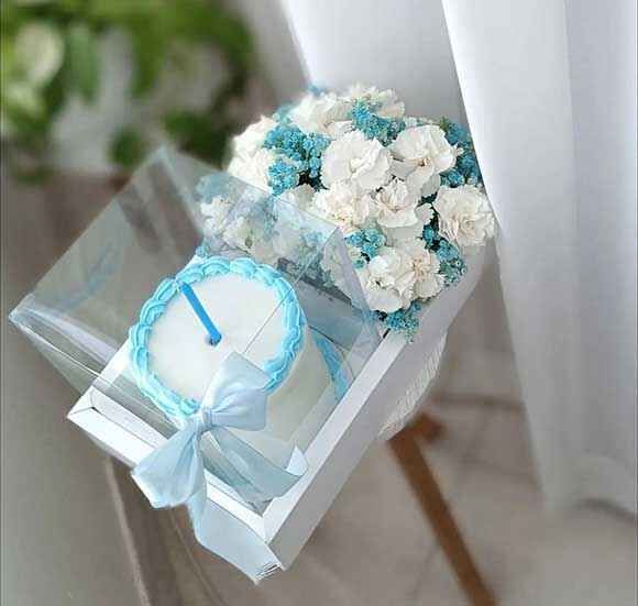 کیک با گل طبیعی