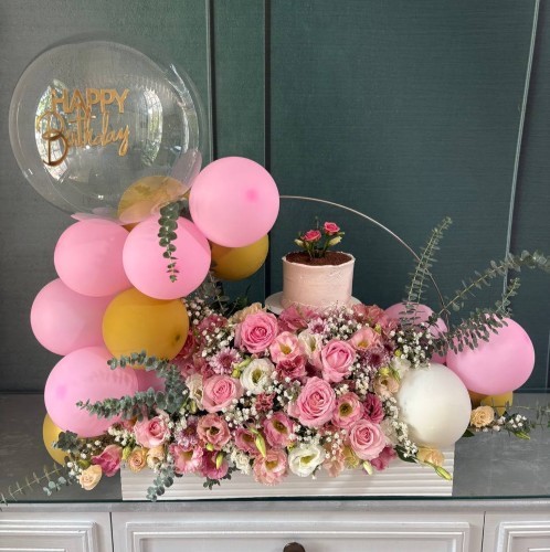 گل تولد با کیک دخترانه