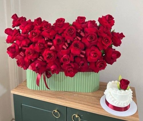 سبد بزرگ گل و کیک برای خانم و آقا