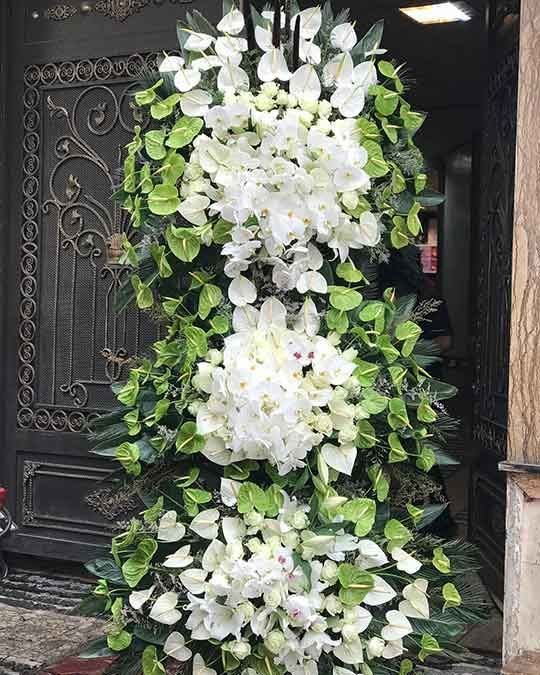تاج گل بزرگ روی پایه بلند
