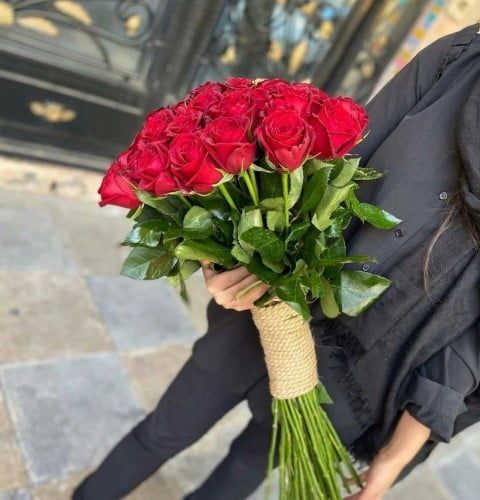 دسته گل رز شاخه بلند با کناف پیچیده شده