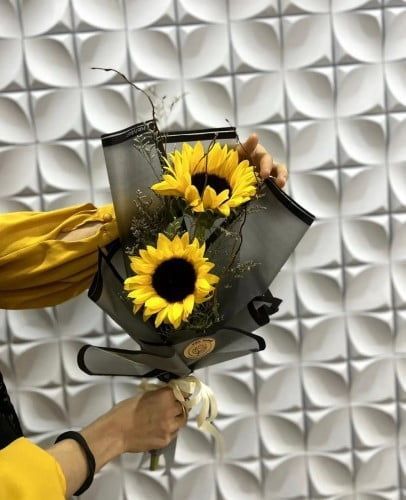 شاخه گل آفتابگردان برای دختر بچه